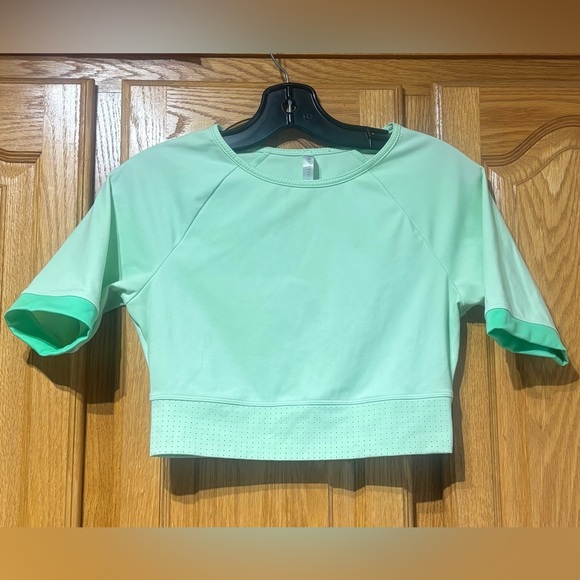 Fabletics Avah Color Block Cut Off Sleeve Crop Top Green Medium - Picture 2 of 7